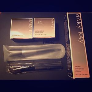 50% reduced Mary Kay powder, brush & brush cleaner